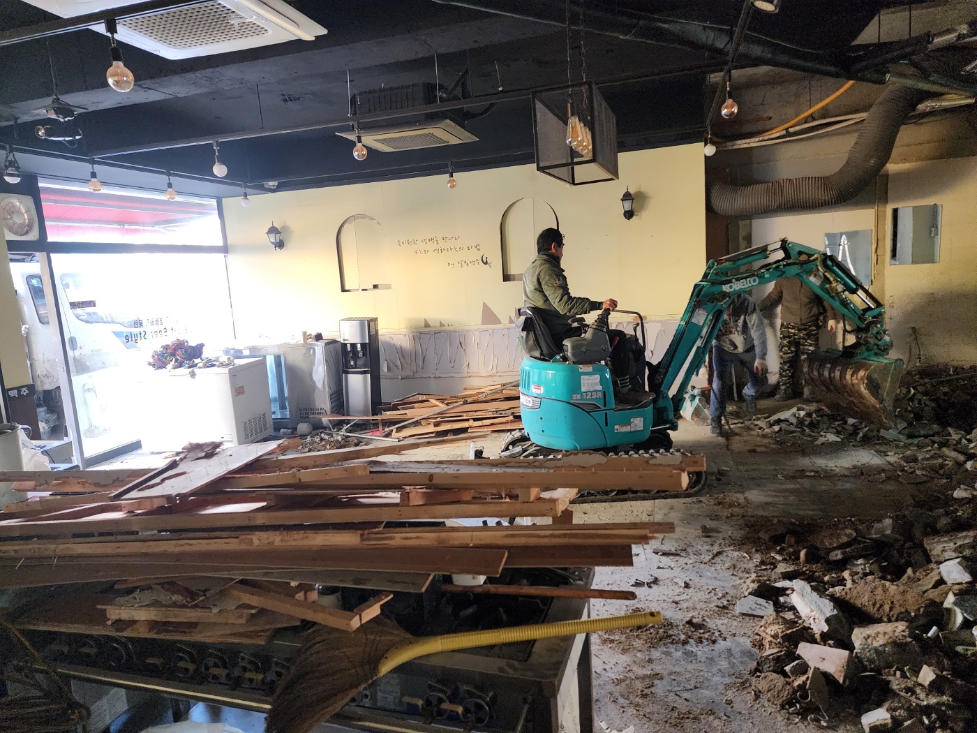 매장·사무실 철거 현장